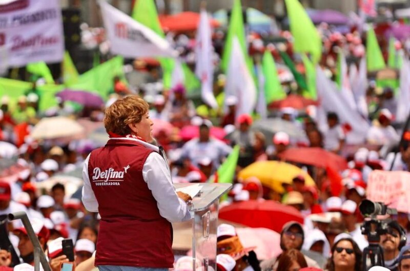 La candidata presidencial mexicana Delfina Gómez da un discurso ante una multitud.