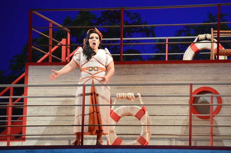 Cantante de ópera en un barco