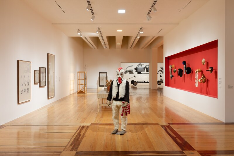 Instalación de arte contemporáneo en un museo