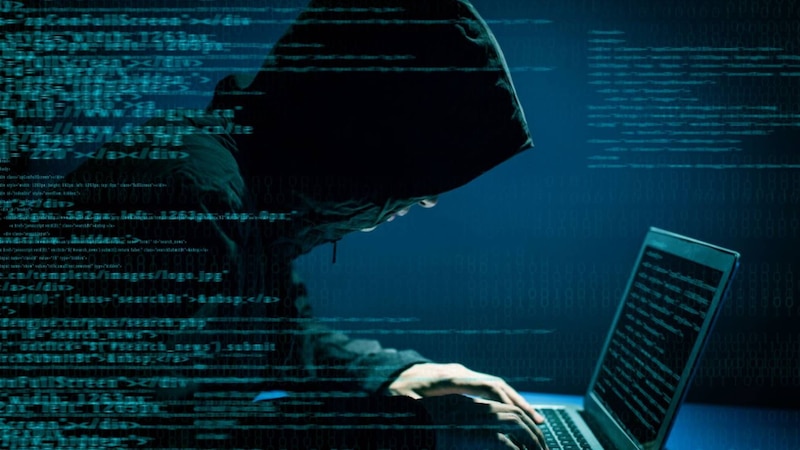 Hacker robando información de una computadora