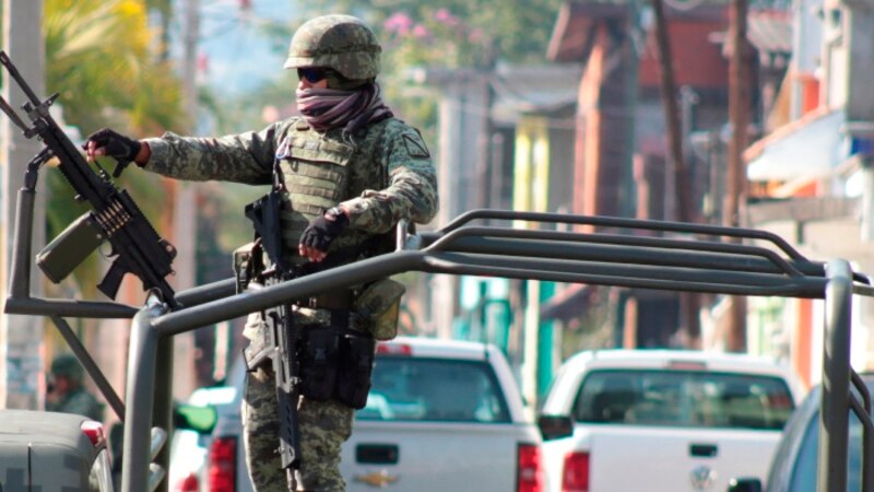 Militar mexicano en la frontera