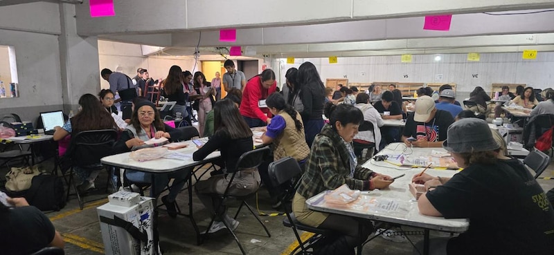 Capturistas del Consejo Distrital 10 durante el procesamiento de boletas electorales del INE.