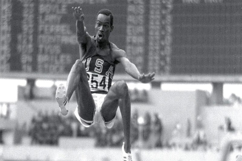 Bob Beamon rompiendo el récord mundial de salto de longitud en los Juegos Olímpicos de 1968