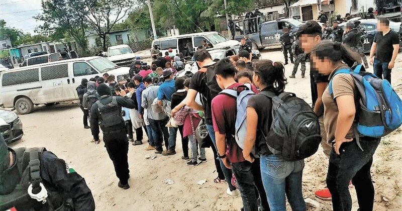 Migrantes centroamericanos son detenidos por la policía mexicana en la frontera sur de México