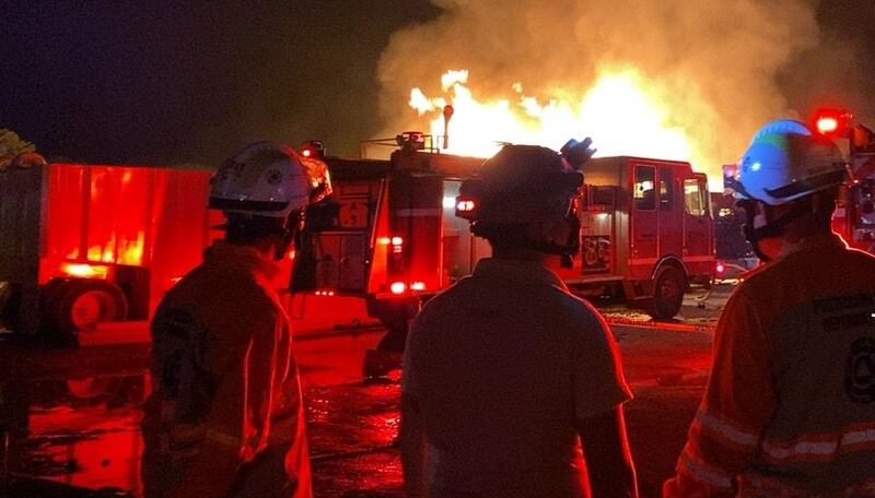 Bomberos combaten incendio en una fábrica