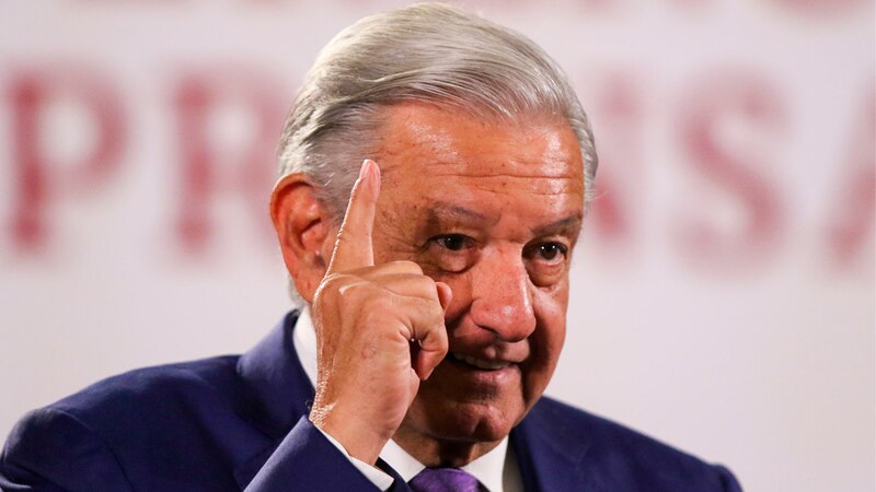 El presidente Andrés Manuel López Obrador sonríe y levanta el dedo índice.