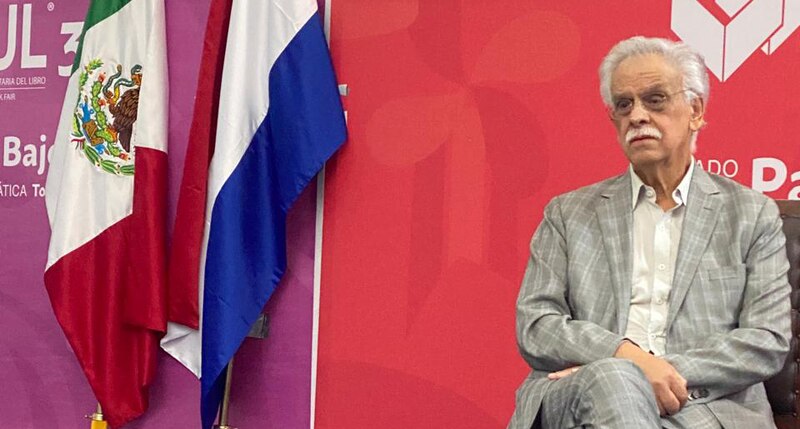 El escritor mexicano Carlos Fuentes en una conferencia de prensa.