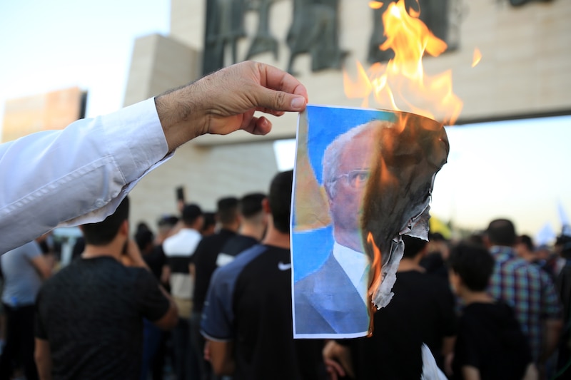 Protestas en Irán: manifestantes queman fotos del ayatolá Jamenei