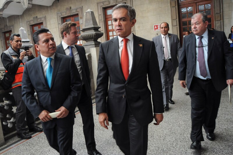 El presidente electo de México, Andrés Manuel López Obrador, saluda a sus simpatizantes.