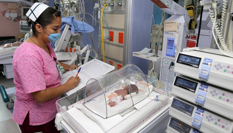 Bebé prematuro en la incubadora