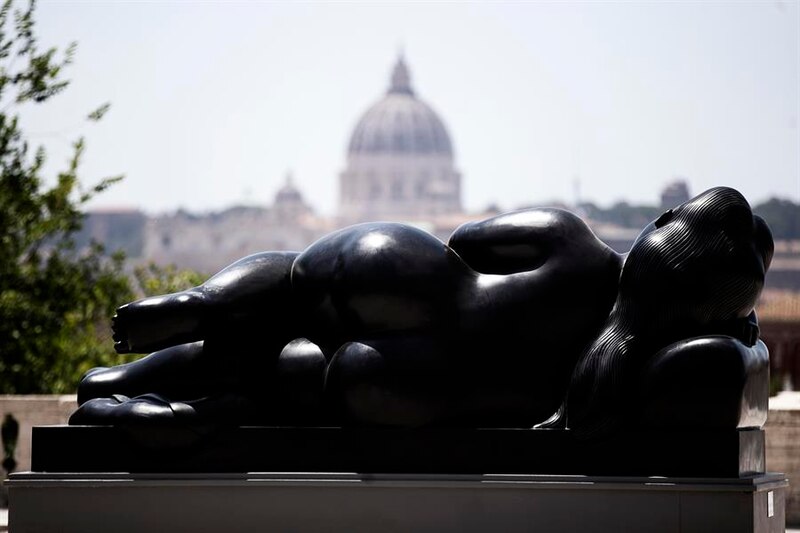 Escultura de mujer reclinada