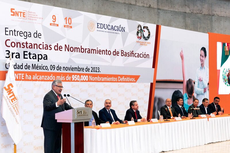 Entrega de constancias de nombramiento de basificación a docentes de la Ciudad de México