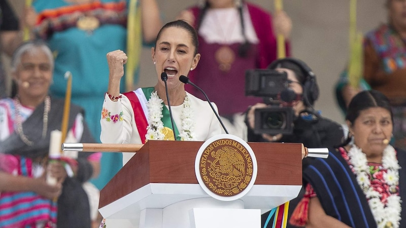 La presidenta de México, AMLO, da un discurso durante la ceremonia del Grito de Dolores