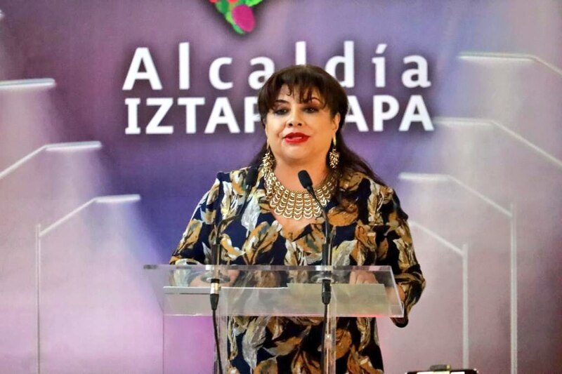 La alcaldesa de Iztapalapa, Clara Brugada, da un discurso durante un evento público.