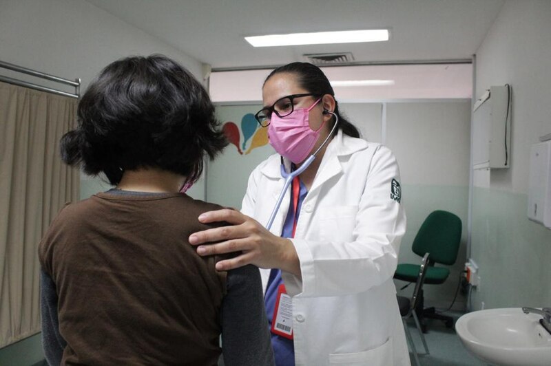 Doctora examinando a una paciente