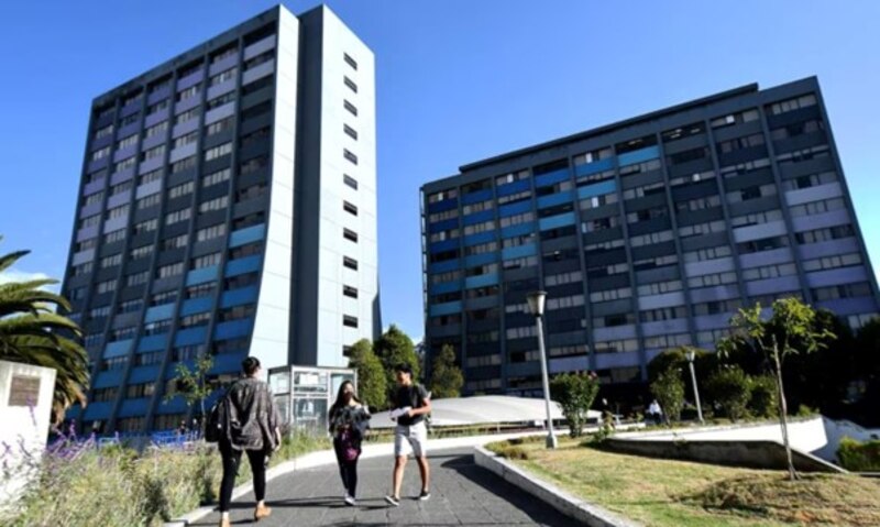 Estudiantes universitarios caminando por el campus