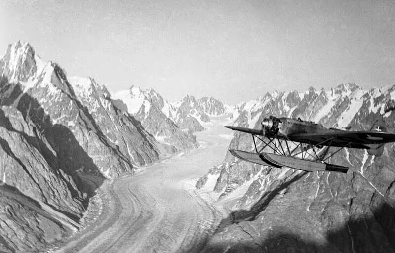 Un hidroavión Junkers Ju 52 sobrevuela un glaciar en los Alpes suizos.