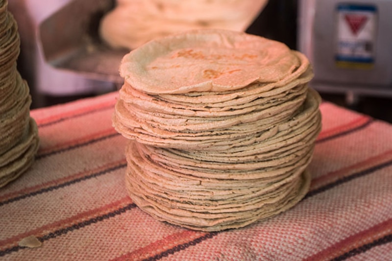 Tortillas de maíz hechas a mano