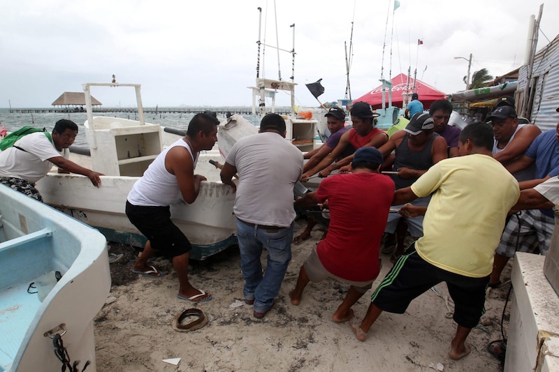 Pescadores luchando contra el mar