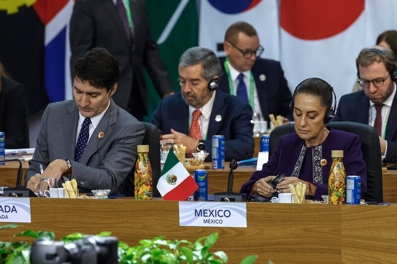 El primer ministro de Canadá, Justin Trudeau (i) y la presidenta de México, Claudia Sheinbaum (d), participan durante la apertura de la Cumbre de jefes de Estado del G20 que comenzó este lunes en Río de Janeiro (Brasil). El presidente brasileño, Luiz Inácio Lula da Silva, afirmó este lunes, en la apertura de la cumbre de líderes del G20, en Río de Janeiro, que es "imprescindible" acabar con el hambre para llegar "a un mundo en paz".