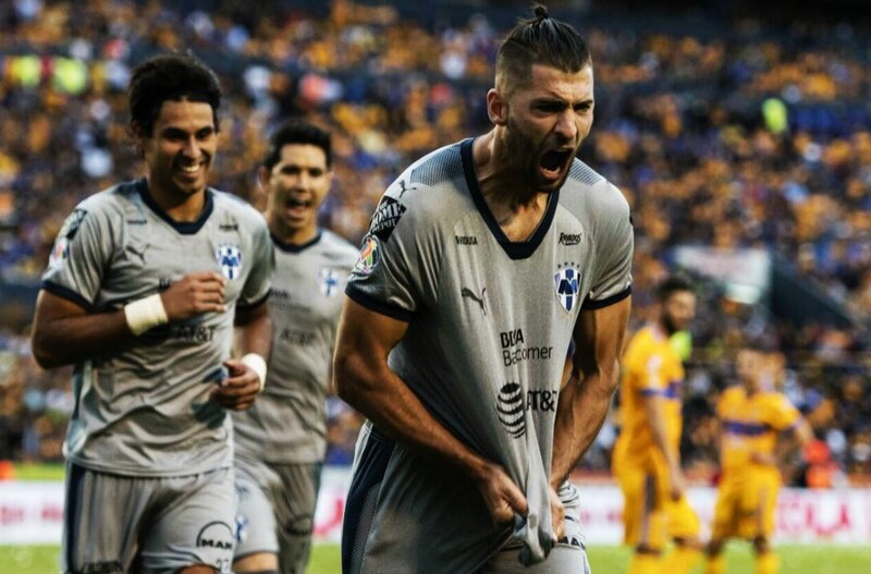 Jugador de fútbol celebra un gol con sus compañeros