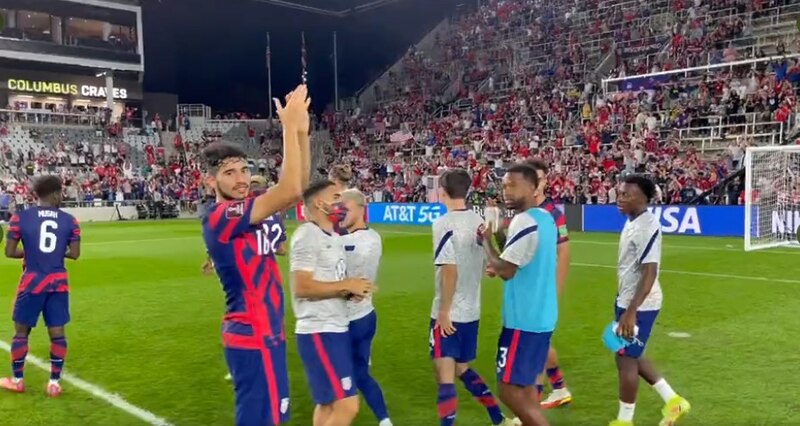 La alegría de los jugadores de fútbol tras ganar el partido