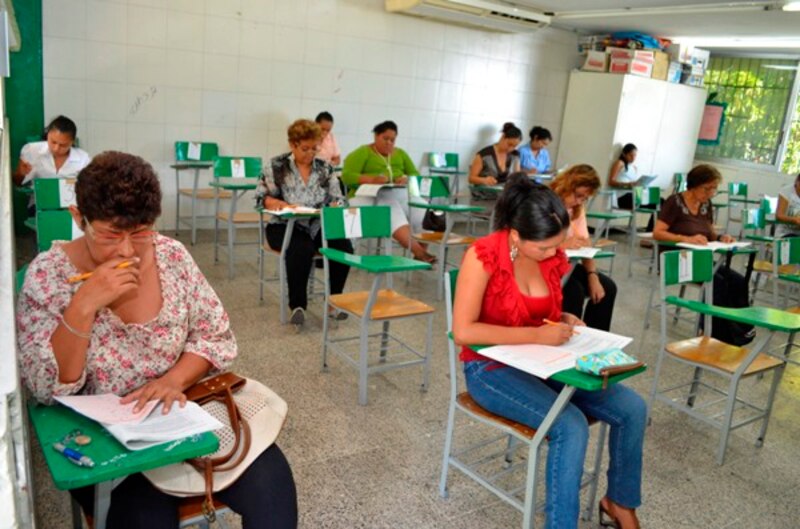 Mujeres realizando un examen en un aula