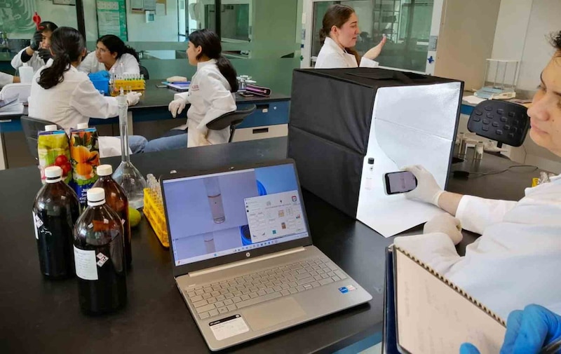 Estudiantes de la UAG en un laboratorio de la institución probando el software BGR-Chem Lab 2.5