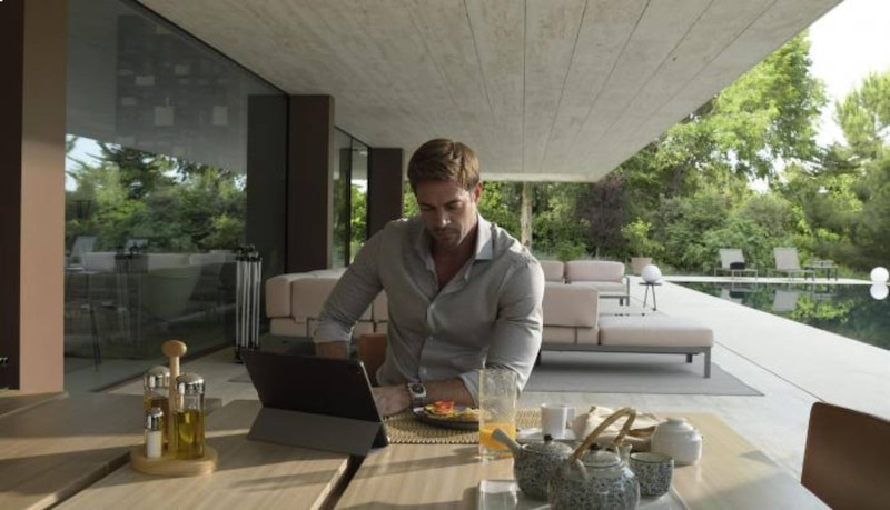 Hombre desayunando en una mesa en el exterior