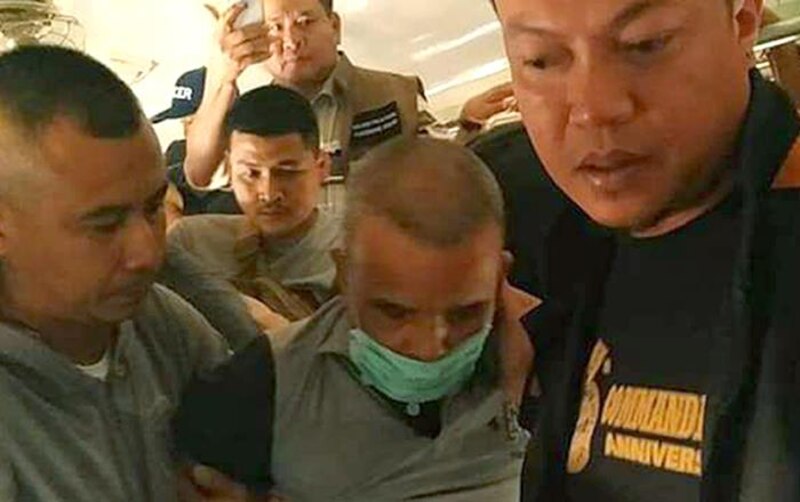 Detienen a un hombre en el aeropuerto de Indonesia por llevar una máscara con una imagen de la bandera de ISIS