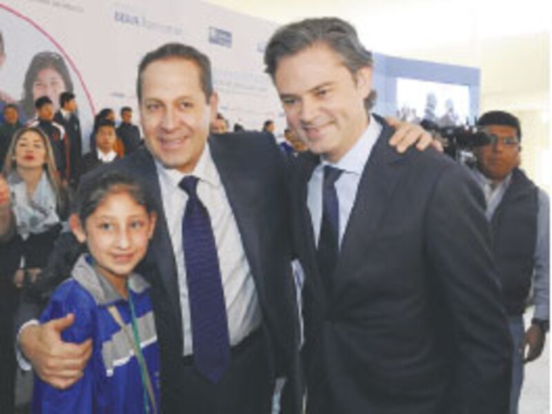 El presidente ecuatoriano, Guillermo Lasso, junto al presidente de la Confederación de Nacionalidades Indígenas del Ecuador (CONAIE), Leonidas Iza, durante la firma de un acuerdo para poner fin al paro nacional.
