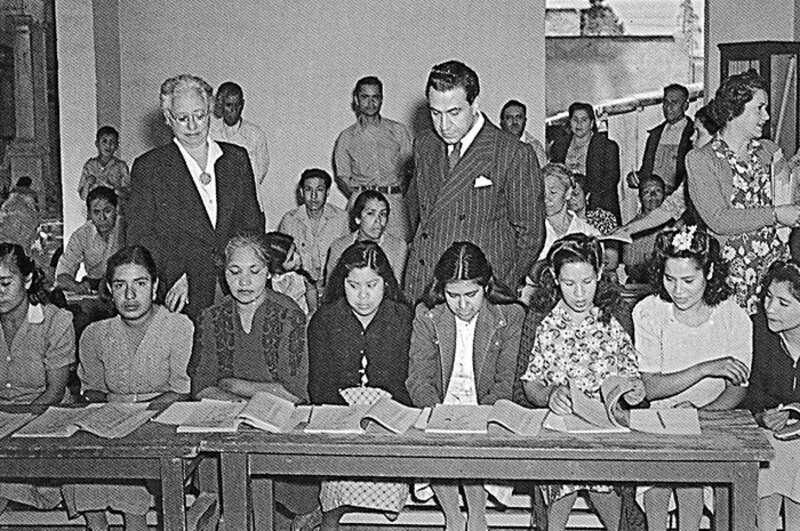 Presidente ecuatoriano Galo Plaza Lasso conversa con un grupo de estudiantes universitarias en 1949