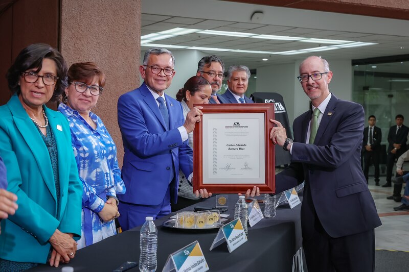 Entrega de reconocimiento a Carlos Eduardo Barrera Díaz