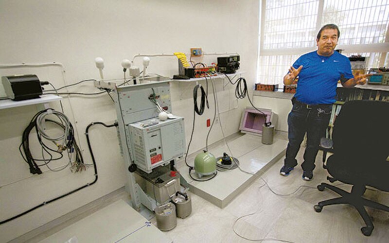 Un científico en un laboratorio