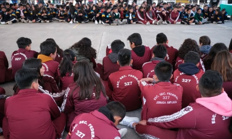 Estudiantes de la escuela secundaria federal 327 en asamblea