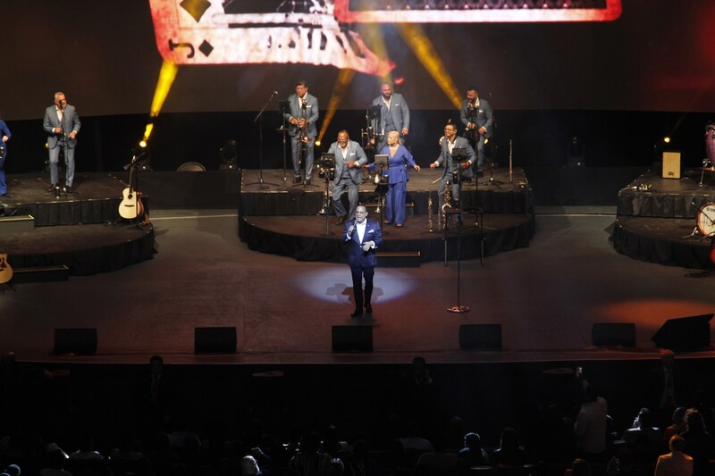Orquesta tocando en vivo en un concierto