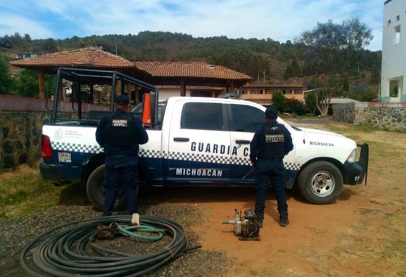 Decomisan pipa de agua en operativo de la Guardia Civil en Michoacán