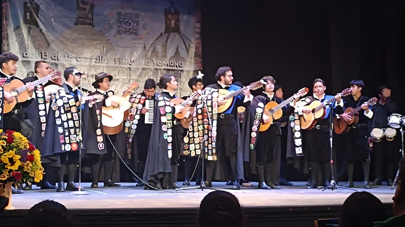 Estudiantinas se presentan en distintos puntos de San Ángel durante la festividad de la Feria de las Flores