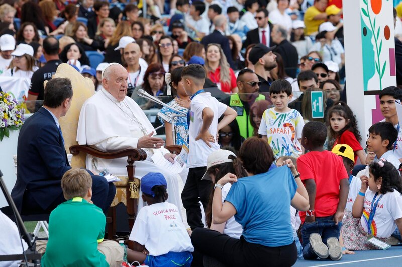 El Papa Francisco saluda a los niños durante una audiencia en el Vaticano.