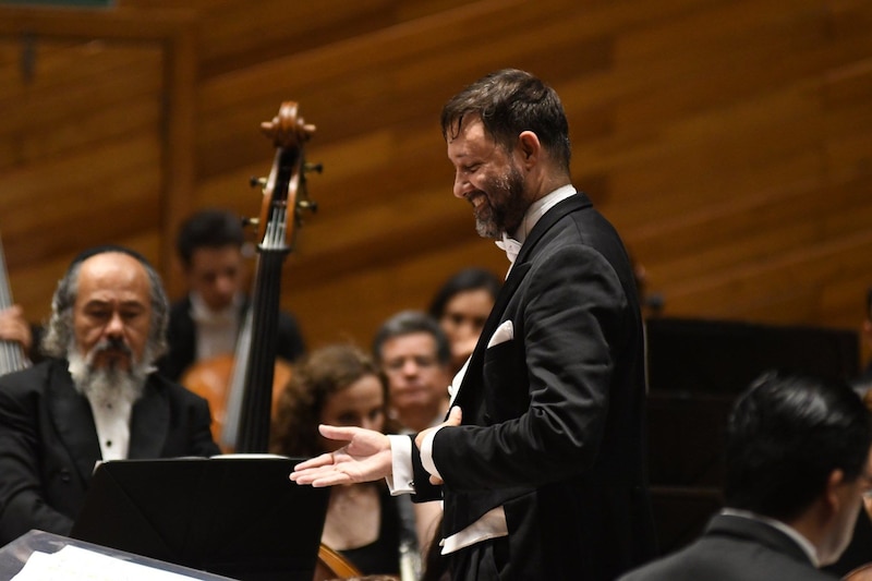 El director de orquesta Gustavo Dudamel dirige a la Orquesta Sinfónica de Venezuela