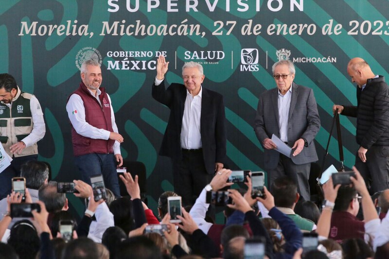 El presidente Andrés Manuel López Obrador saluda a la multitud en un evento en Morelia, Michoacán.