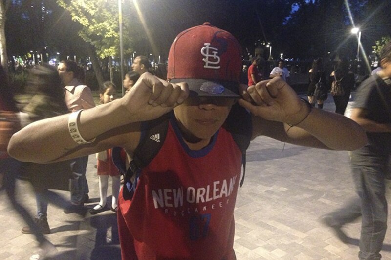 Joven con gorra de los St. Louis Cardinals se tapa los ojos con las manos