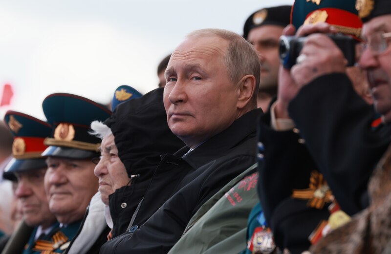 Putin observa el desfile militar en Moscú