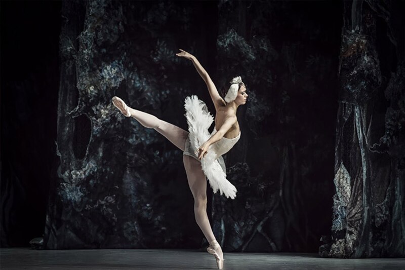 Bailarina de ballet realizando una piroutte