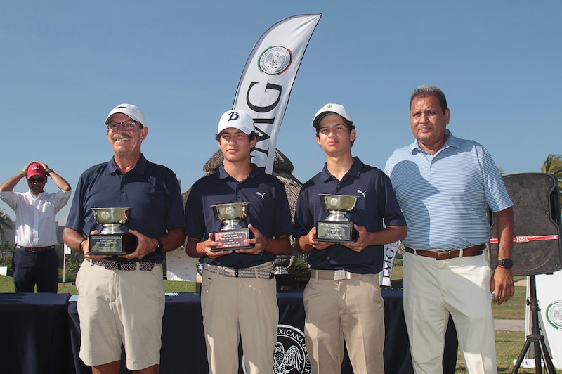 Premiación a los ganadores del torneo de golf