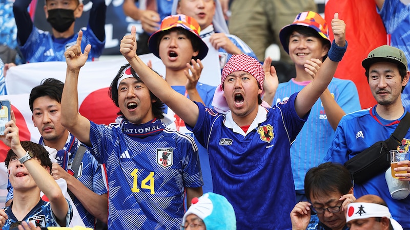 Hinchas japoneses celebran la victoria de su selección