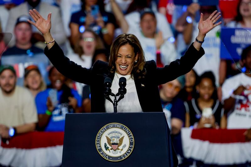Kamala Harris, vicepresidenta de los Estados Unidos, pronuncia un discurso ante una multitud.