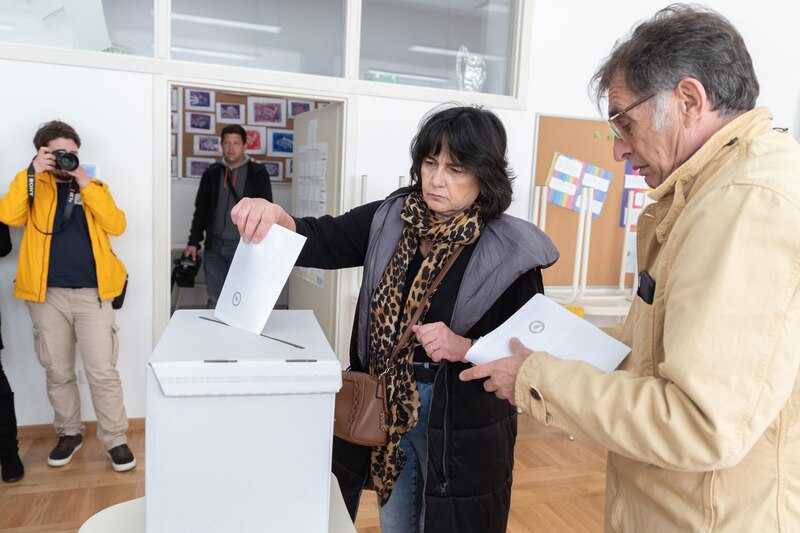 Mujer deposita su voto en las elecciones