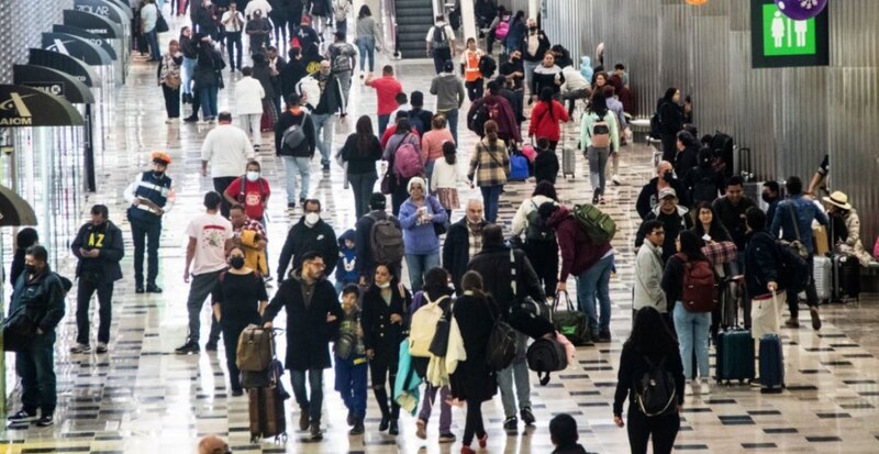 Multitud de personas en el aeropuerto