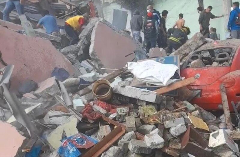 Rescatistas buscan sobrevivientes entre los escombros de un edificio derrumbado
